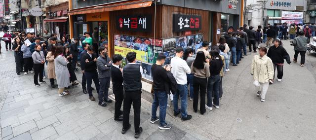 제22대 국회의원선거 사전투표 첫날인 5일 서울 중구 소공동주민센터에 마련된 사전투표소를 찾은 유권자들이 투표를 위해 줄을 서 있다 사진연합뉴스