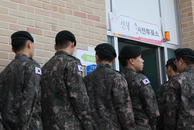 Soldiers wait in line to vote at a polling station at a community center in Chuncheon Gangwon Province Yonhap