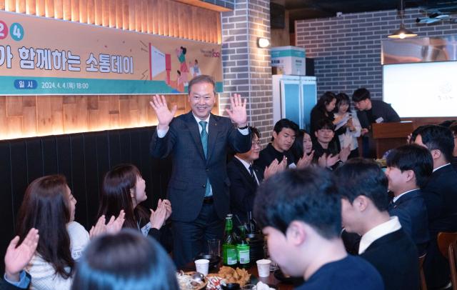 양오봉 전북대 총장이 인근 식당에서 학생들을 만나 격의없는 대화의 시간을 보내고 있다사진전북대
