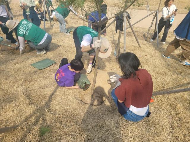 참가자들이 5일 서울 종로구 종묘 북신문 인근서 나무를 심는 모습 사진문화재청
