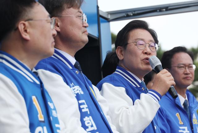이재명 더불어민주당 대표가 5일 충북 청주 무심천 서문교 인근에서 이 지역 후보들과 함께 선거 유세를 하고 있다 사진연합뉴스