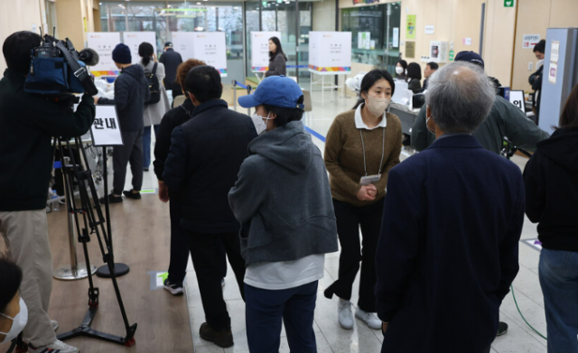 제22대 국회의원선거 사전투표가 시작된 5일 오전 서울 서초구 내곡열린문화센터에 마련된 사전투표소가 유권자들로 붐비고 있다 사진연합뉴스