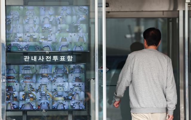 제22대 국회의원선거 사전투표 둘째날인 6일 서울 종로구 서울시선관위 앞에 투표함 보관장소 CCTV 영상이 재생되고 있다 사진연합뉴스
