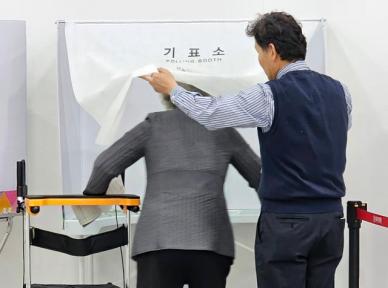 4·10 총선 사전투표, 둘째날 2시 투표율 24.93%…국민 4명 중 1명 투표