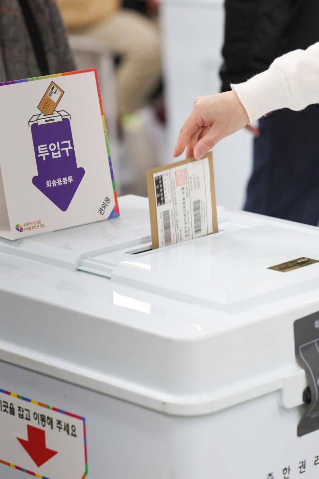 제22대 국회의원선거 사전투표 둘째날인 6일 서울 중구 명동주민센터에 마련된 사전투표소에서 한 유권자가 투표하고 있다 사진연합뉴스