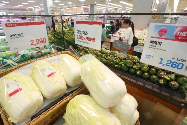 정부가 물가 안정 대책을 추진하면서 사과 소매가격이 최근 한 달 새 183 하락한 것으로 나타났다 7일 한국농수산식품유통공사aT 농산물유통정보에 따르면 작황 부진에 배추 가격이 포기당 4318원으로 한 달 전보다 92 올랐다 