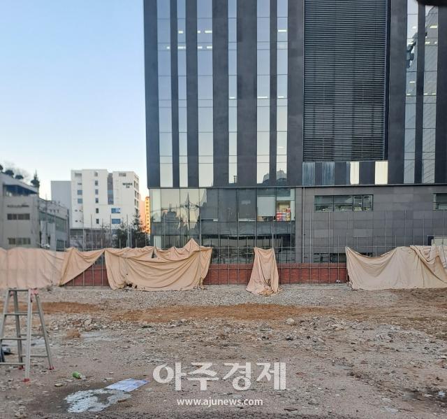 지난해 7월부터 방치돼있는 서울 성동구 성수동2가 오피스 개발사업 현장사진박새롬 기자