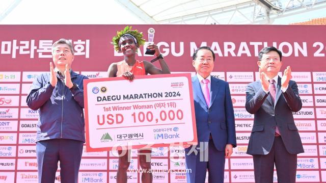 대구광역시는 대구스타디움에서 17개국 160명의 정상급 엘리트 선수들이 참가하는 ‘2024대구마라톤대회’에서 여자부문 ‘루티 아가 소라’가 1위에 들어왔다 사진대구시