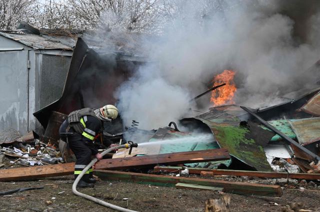 7일 우크라이나 하르키우 중심부에 위치한 미사일 공격 현장에서 소방관들이 화재를 진압하고 있다 사진AFP·연합뉴스