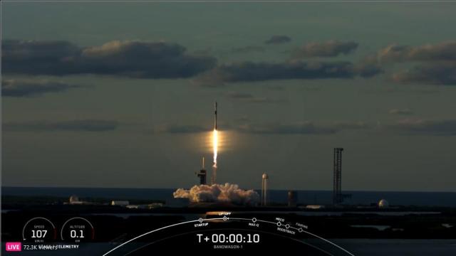 A SpaceX Falcon 9 rocket lifts off from the Kennedy Space Center in Florida April 8 Yonhap