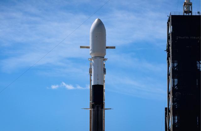 군사정찰위성 2호기가 8일 오전한국 시간 미국 민간 우주기업 스페이스X의 팰컨9 로켓에 탑재돼 미국 플로리다주 케네디스페이스센터 발사장에 기립 상태로 있는 모습 사진국방부