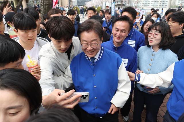 이재명 더불어민주당 대표가 8일 동작구 숭실대학교를 방문 학생들과 함께 셀카를 찍고 있다 사진연합뉴스