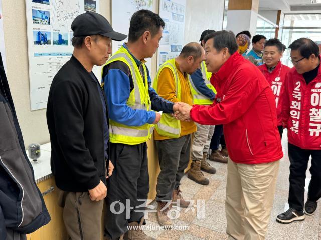 이철규 후보가 삼표시멘트를 방문해 인사를 나누고 있다사진이동원 기자