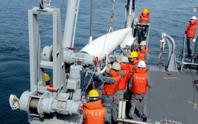 한·미 연합 기뢰전 훈련에 참가한 기뢰탐색함MHC 김화함에서 지난 7일 기뢰 제거를 위한 기계식 소해구 운용 훈련이 진행되고 있다 사진해군