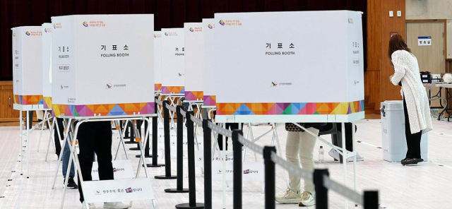 22대 국회의원 선거 사전투표 첫날인 지난 5일 시민들이 대전 어은중학교 사전투표소에서 투표하고 있다 사진연합뉴스
