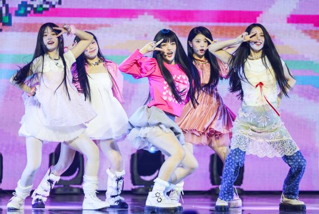 Sân khấu ra mắt của nhóm nhạc Illit được tổ chức tại Blue Square ở Hannam-dong Yongsan-gu Seoul vào ngày 2532024 ẢnhYonhap News