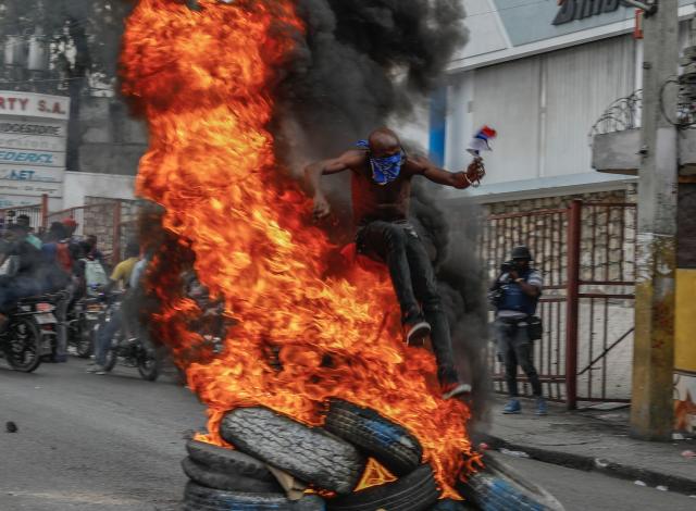 지난 2월 5일현지시간 아이티 수도 포르토프랭스에서 아리엘 앙리 아이티 총리의 사임을 요구하는 시위대가 폐타이어에 불을 지르며 반정부 시위를 벌이고 있다 사진연합뉴스