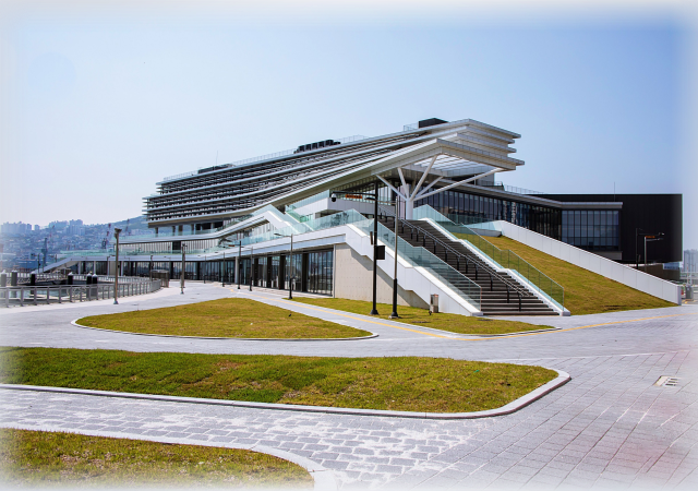 부산항만공사BPA는 부산 북항 마리나 상업시설 운영 사업자를 일반경쟁입찰 방식으로 선정하기로 하고 4월 9일부터 5월 20일까지 공고를 진행한다 사진부산항만공사