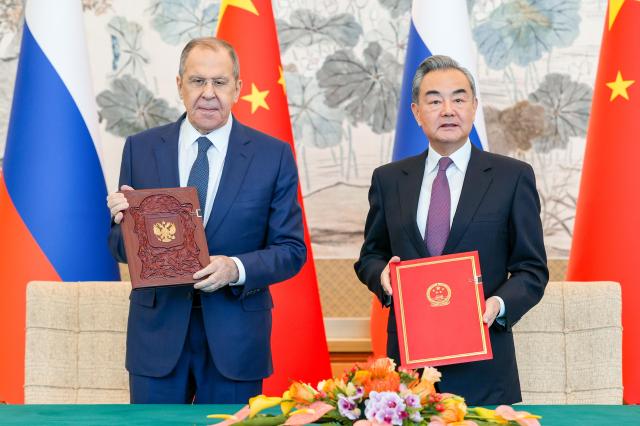 세르게이 라브로프 러시아 외무장관왼쪽과 왕이 중국 외교부장사진타스통신연합뉴스