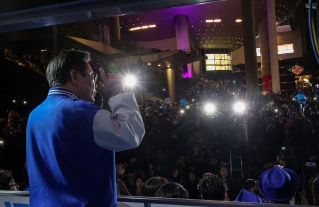 이재명 더불어민주당 대표가 9일 용산역 앞 광장에서 열린 정권 심판 국민승리 총력 유세에서 시민들에게 지지를 호소하고 있다  사진연합뉴스