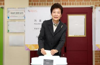 [포토] 투표하는 박근혜 전 대통령