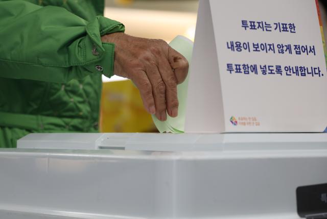 제22대 국회의원선거 투표일인 10일 오전 충남 논산 연산초등학교에 마련된 투표소에서 한 시민이 투표하고 있다 사진연합뉴스