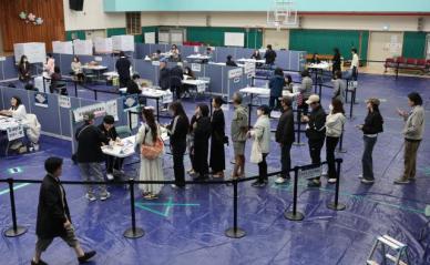 총선 투표율 오후 2시 현재 56.4%…21대 기록 경신 전망