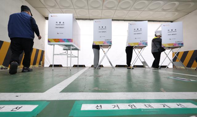 제22대 국회의원선거일인 10일 서울 관악구의 한 오피스텔 주차장에 마련된 서림동제1투표소를 찾은 시민들이 투표하고 있다 사진연합뉴스
