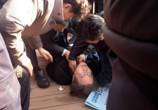 이재명 더불어민주당 대표가 지난 1월 부산 방문 일정 중에 60대 남성으로부터 피습을 당했다 사진연합뉴스