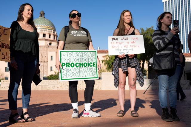 9일현지시간 미국 애리조나주에서 낙태금지법 부활에 반대하는 집회 사진로이터연합뉴스 