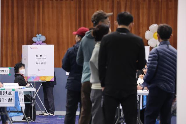  제22대 국회의원선거 투표일인 10일 오전 서울 송파구 잠전초등학교에 설치된 잠실본동 제456투표소에서 유권자들이 투표를 위해 줄지어 서 있다사진연합뉴스