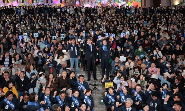 제22대 국회의원선거를 하루 앞둔 지난 9일 조국 조국혁신당 대표가 서울 종로구 세종문화회관 앞에서 지지를 호소하고 있다 사진연합뉴스