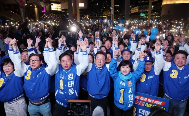 민주, 압승 예측 발표에 환호…박수·고성, 상황실 뒤덮어