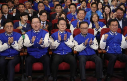 민주 압승 예측에 90도 인사…이재명 "마지막까지 지켜볼 것"