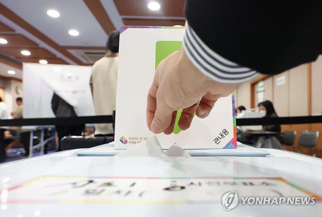 4·10 총선 사전투표가 시작된 5일 오전 서울 동작구 상도1동주민센터에서 유권자가 투표함에 용지를 넣고 있다사진연합뉴스 