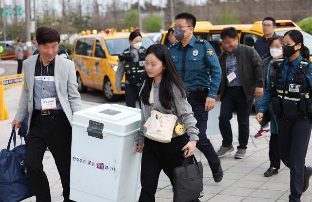 제22대 국회의원 선거일인 10일 인천 남동체육관 앞에서 투표관리관들이 투표함을 옮기고 있다 사진연합뉴스