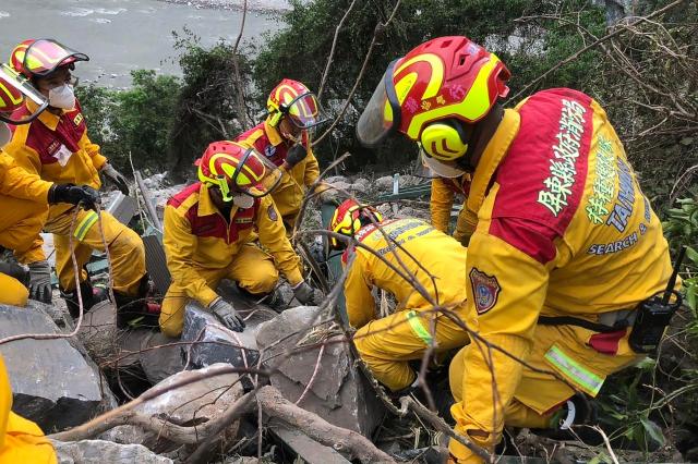 4일 많은 지진 피해가 발생한 대만 동부 화롄현의 산악 지역에서 구조대원들이 산사태로 무너진 바위들 틈에서 희생자를 수색하고 있다 사진연합뉴스