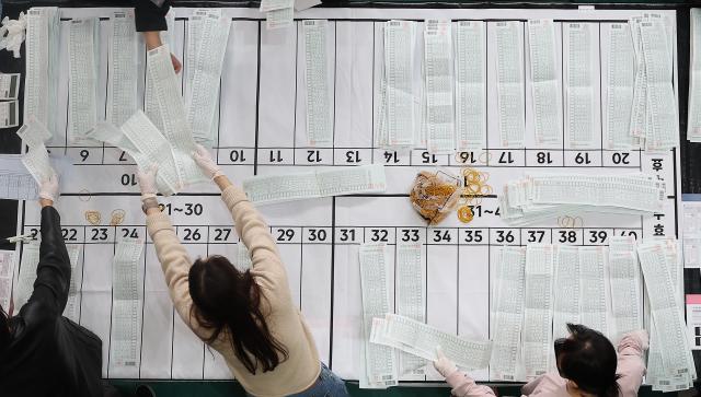제22대 국회의원선거가 실시된 10일 오후 대구 남구 영남이공대학교 천마체육관 개표소에서 개표사무원들이 비례대표 투표지를 수개표하고 있다 2024410