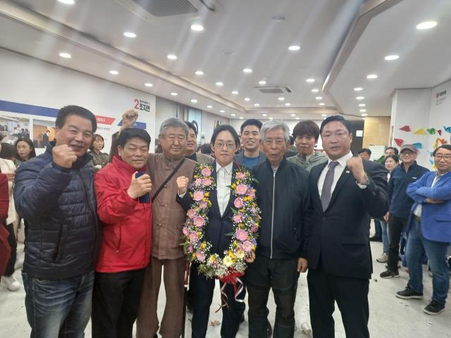 국민의 힘 조지연 당선인오른쪽 세번째이 지지자들과 기념촬영 하고 있다사진김규남 기자