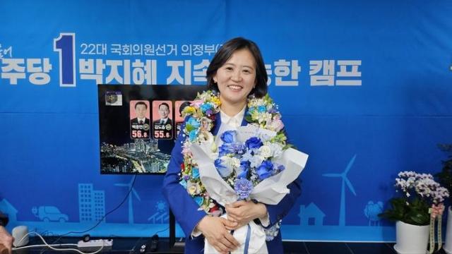 박지혜 당선인이 11일 당선을 확정한 뒤 꽃다발을 들고 기념촬영을 하고 있다사진박지혜 당선인 선거사무소