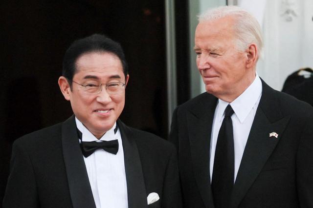 조 바이든 미국 대통령이 4월 10일현지시간 미국 워싱턴 백악관에서 열린 국빈 만찬에 참여한 기시다 후미오 일본 총리를 환영하고 있다 사진로이터 연합뉴스 