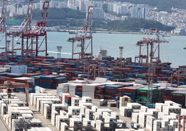 4月1～10日の韓国輸出21.6%↑···輸入増加で貿易赤字20億ドル記録