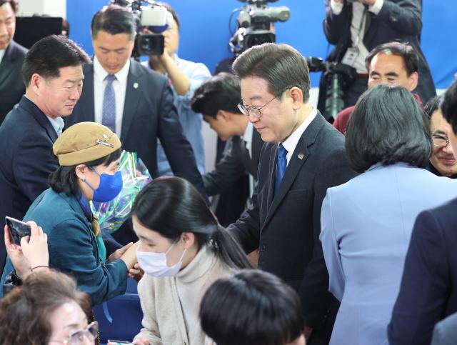 제22대 국회의원선거 인천 계양구을에 출마한 이재명 더불어민주당 대표가 11일 인천 계양구에 마련한 본인의 선거사무소에서 지지자와 인사하고 있다 사진연합뉴스