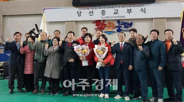 박주현 후보앞줄 오른쪽에서 다섯번째가 당선증 교부식에서 지지자들과 단체 기념촬영을 하고 있다사진이동원 기자