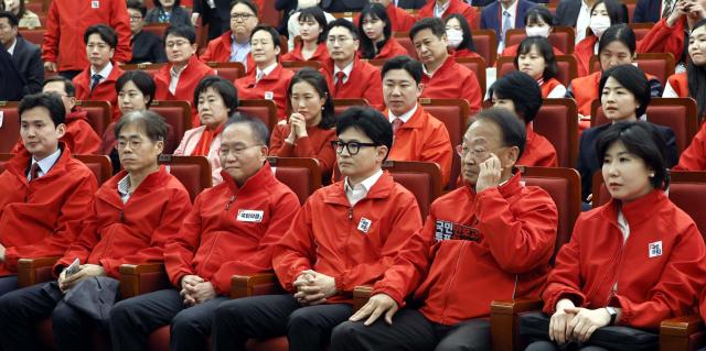 Chủ tịch ủy ban bầu cử Đảng Quyền lực Nhân dân Han Dong-hoon thứ 4 từ trái qua cùng các thành viên trong đảng đang theo dõi kết quả bỏ phiếu tại phòng tình huống kiểm phiếu cho cuộc bầu cử Quốc hội Hàn Quốc lần thứ 22 tại Thư viện Quốc hội ở Yeouido Seoul vào ngày 1042024 ẢnhYonhap News