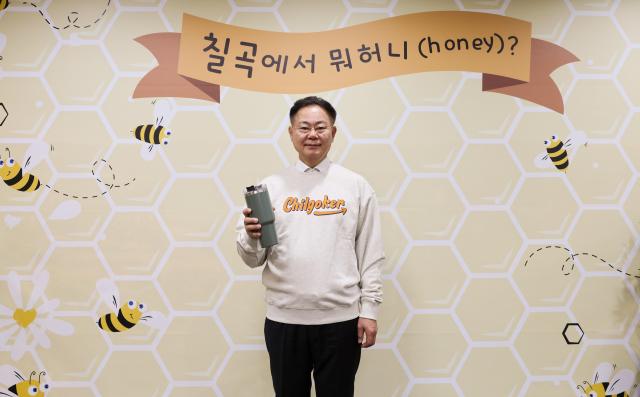 칠곡군에서 생산되는 꿀을 직접 홍보하고 있는 김재욱 칠곡군수사진칠곡군