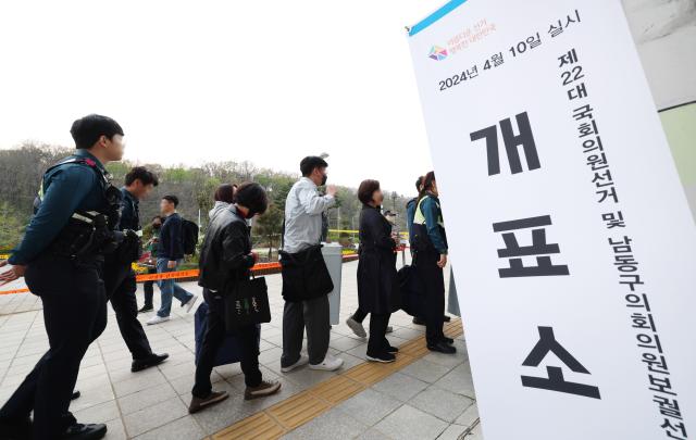 제22대 국회의원 선거일인 지난 10일 인천 남동체육관 앞에서 투표관리관들이 투표함을 옮기고 있다 사진연합뉴스