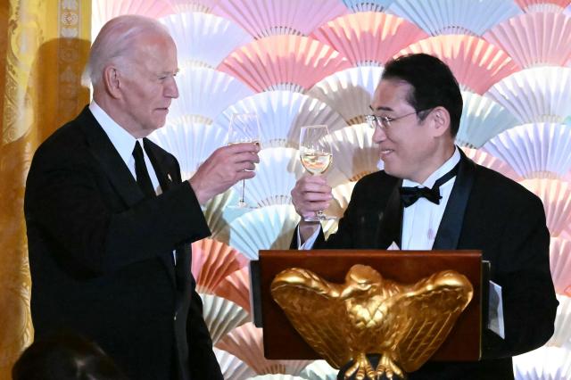 10일현지시간 미국 백악관에서 열린 국빈 만찬에서 건배를 하고 있는 조 바이든 미국 대통령왼쪽과 기시다 후미오 일본 총리사진AP연합뉴스