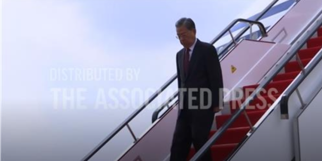 중국 자오러지 전인대 상무위원장이 11일 평양에 도착하고 있다 사진APTN 캡처
