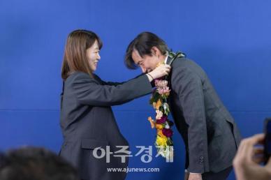 [포토] 신정아 팀장으로부터 꽃목걸이 받는 조국 대표